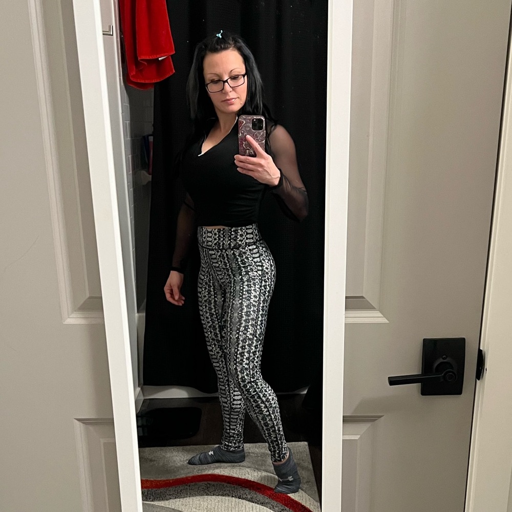Black and gray Snake Skin Under Armour Leggings